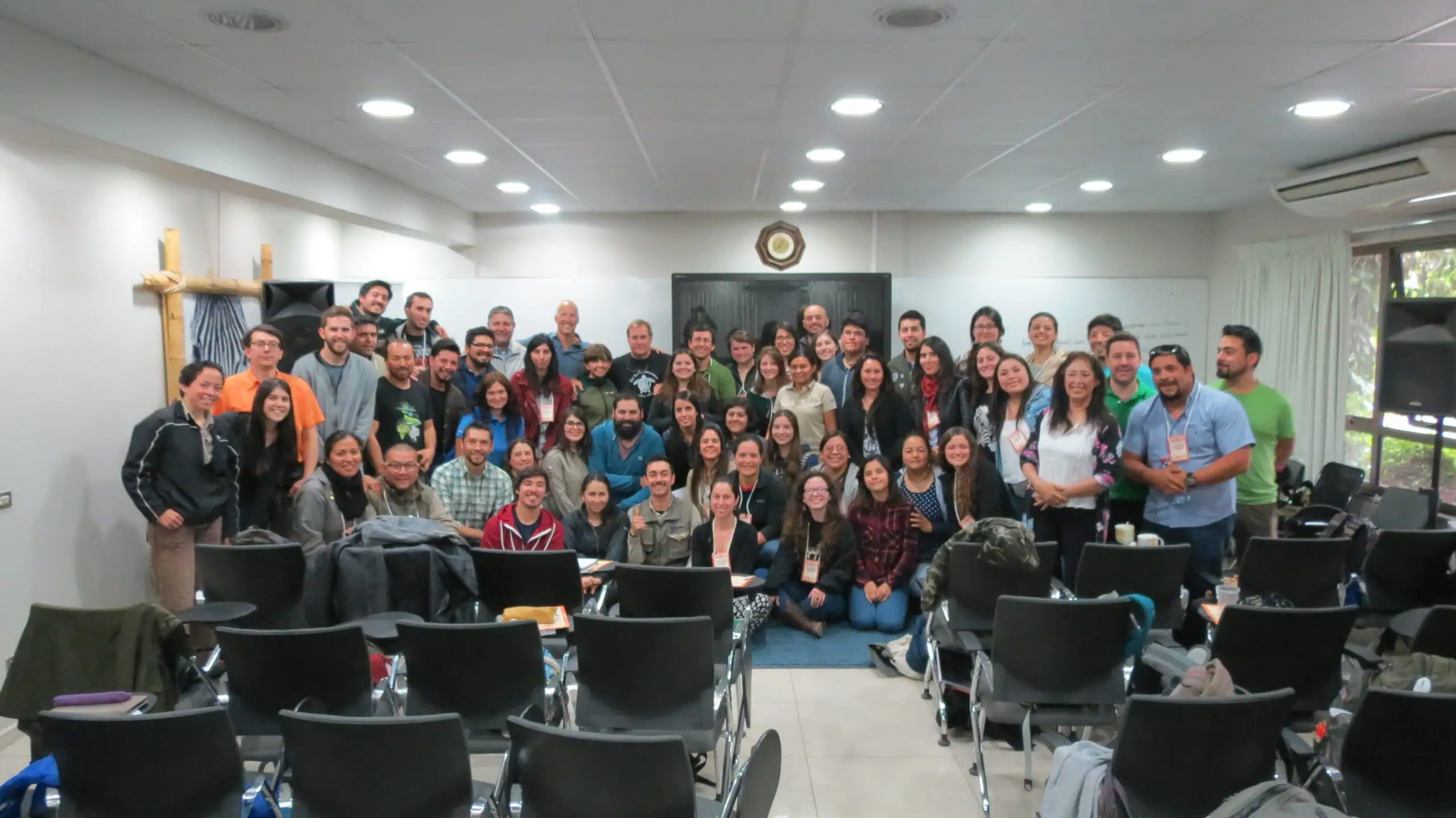 Participantes de un curso de la Fundación en una práctica con fauna silvestre